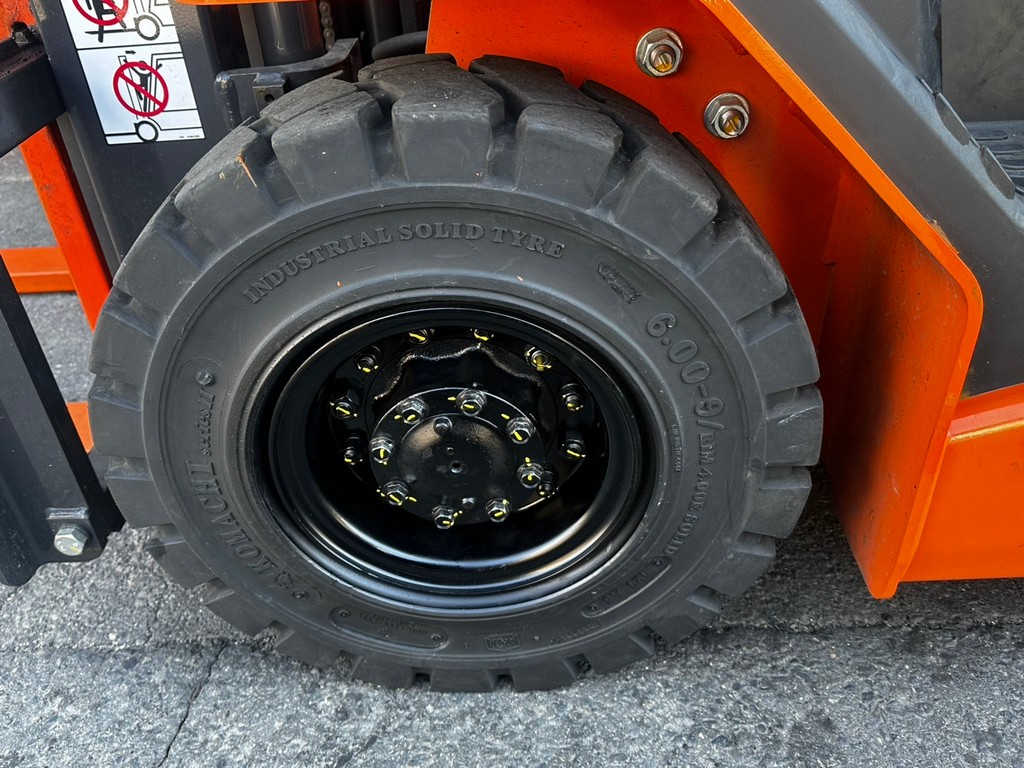 ニチユ中古フォークリフト【FB15P-80-300】［No.194］使用時間少なめ！！屋内作業活躍間違いなしのバッテリー車