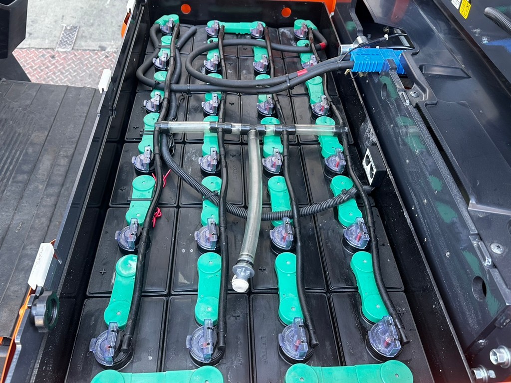 ニチユ中古フォークリフト【FB15P-80-300】［No.194］使用時間少なめ！！屋内作業活躍間違いなしのバッテリー車