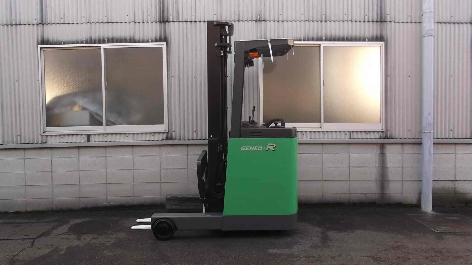 トヨタ中古フォークリフト【7FBR15】　小回りが効く人気のバテリーリーチ車！