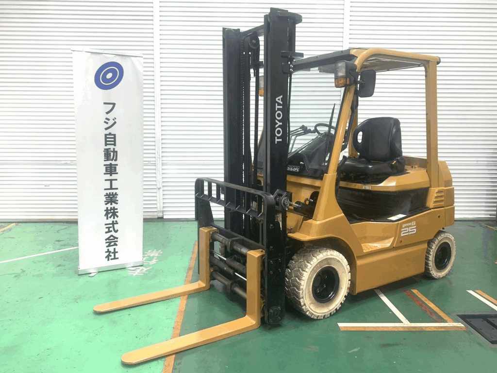 トヨタ中古フォークリフト【8FB25】フォークシフター付で作業も楽々！