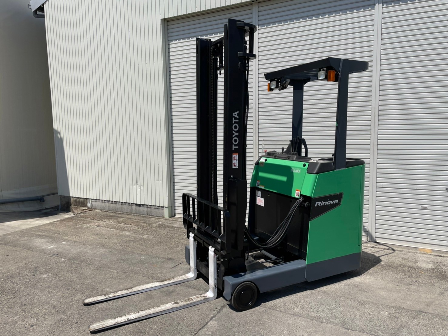 トヨタ中古フォークリフト【8FBR15】2018年式の人気のバッテリーリーチ車！★アウトレット商品・送料別途★