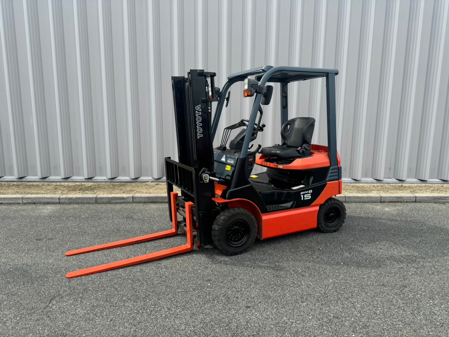 トヨタ中古フォークリフト【8FB15】人気のバッテリー車！