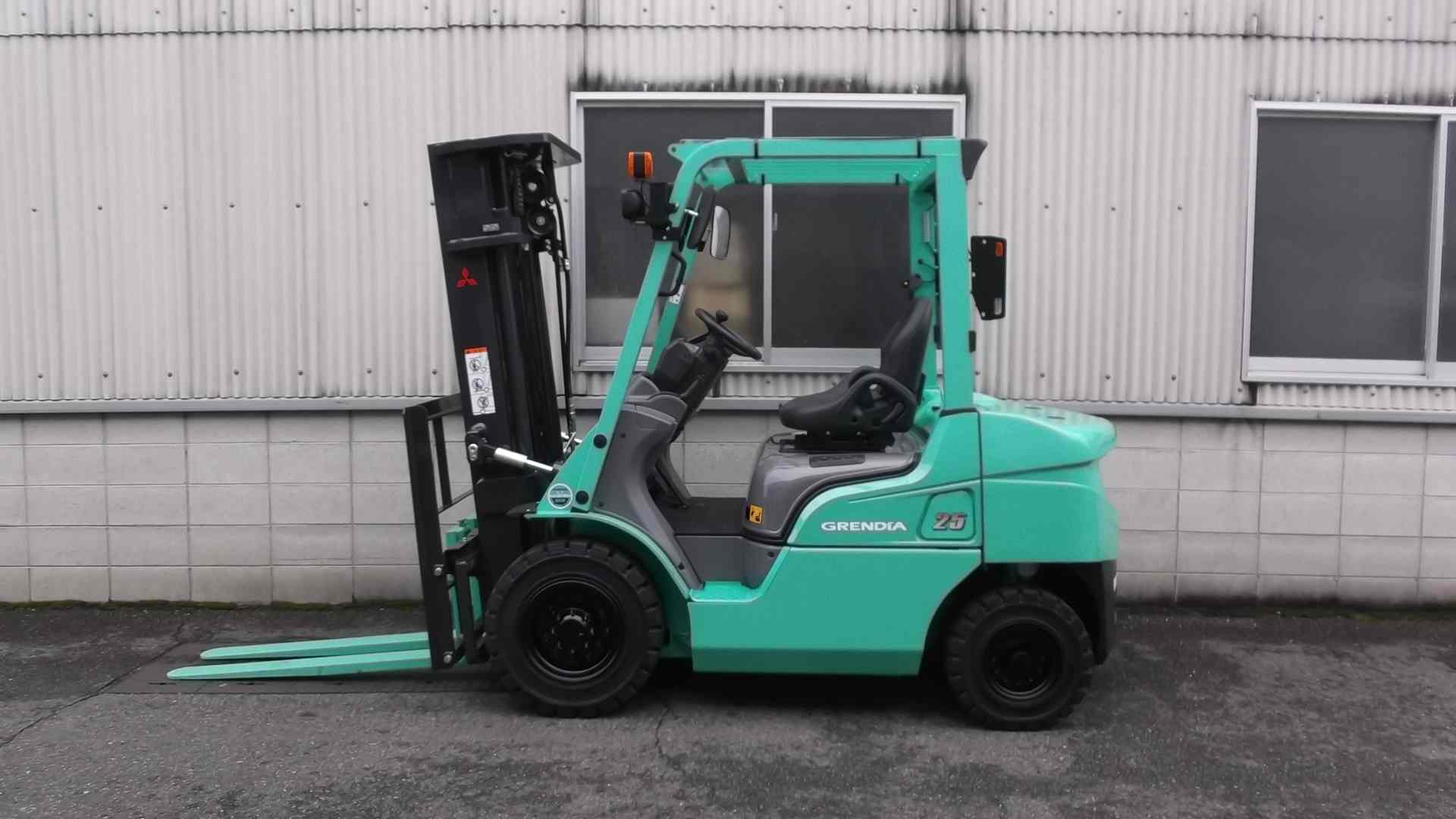 三菱新中古フォークリフト【KFDE25T】サイドシフト付３段フルフリーで幅広い現場に対応