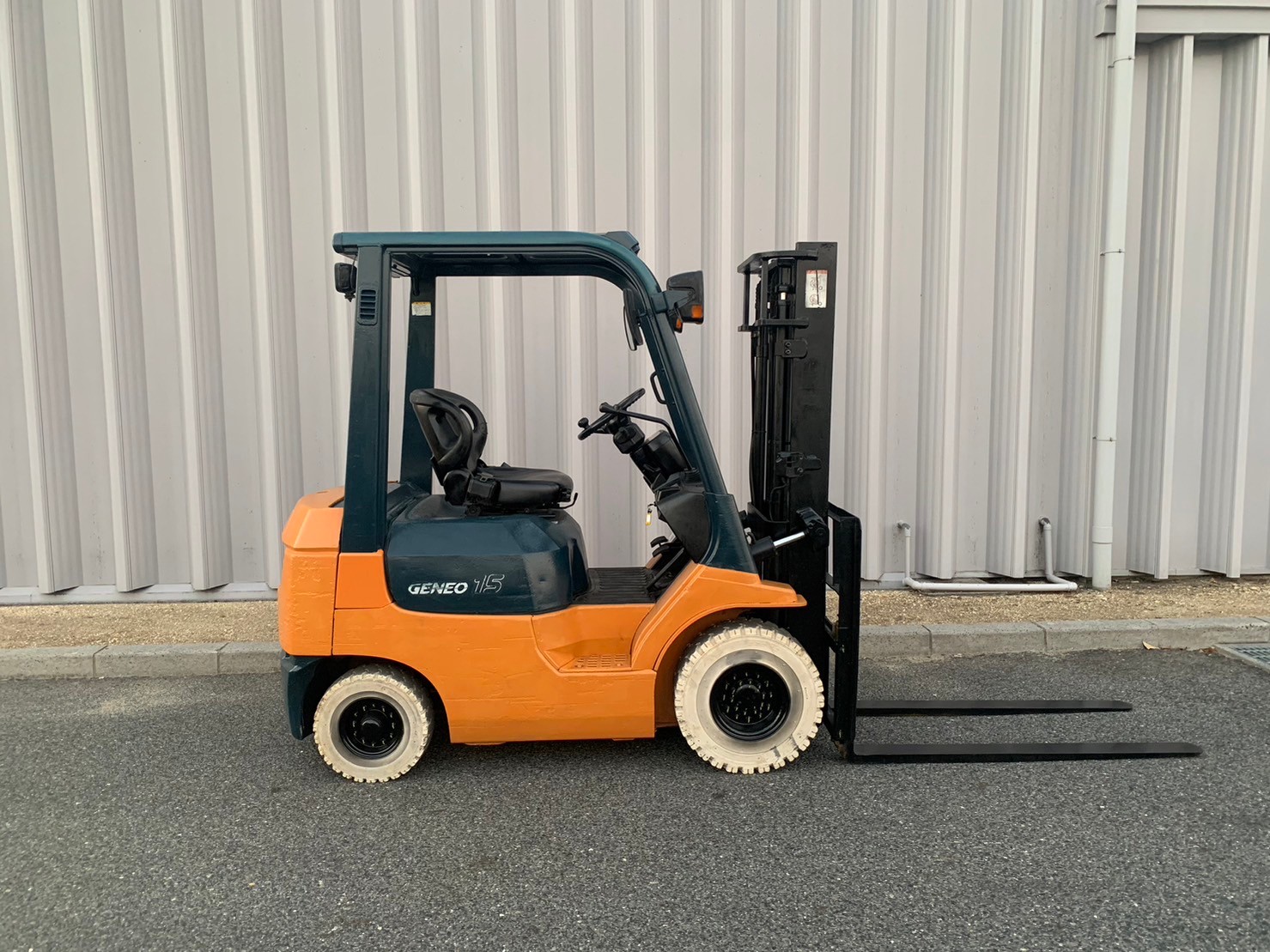 トヨタ中古フォークリフト【02-7FD15】[No.98]室内作業に最適な