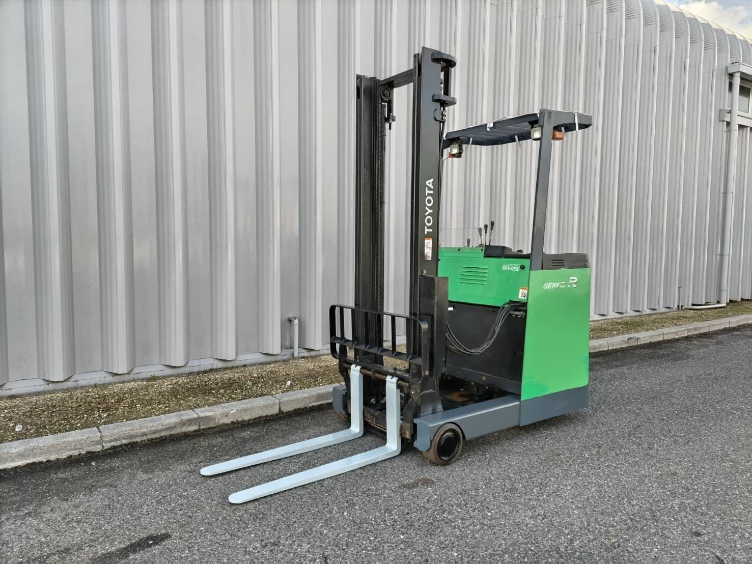 トヨタ中古フォークリフト【7FBR15】最大揚高4m！高所に荷物を揚げるのに最適！