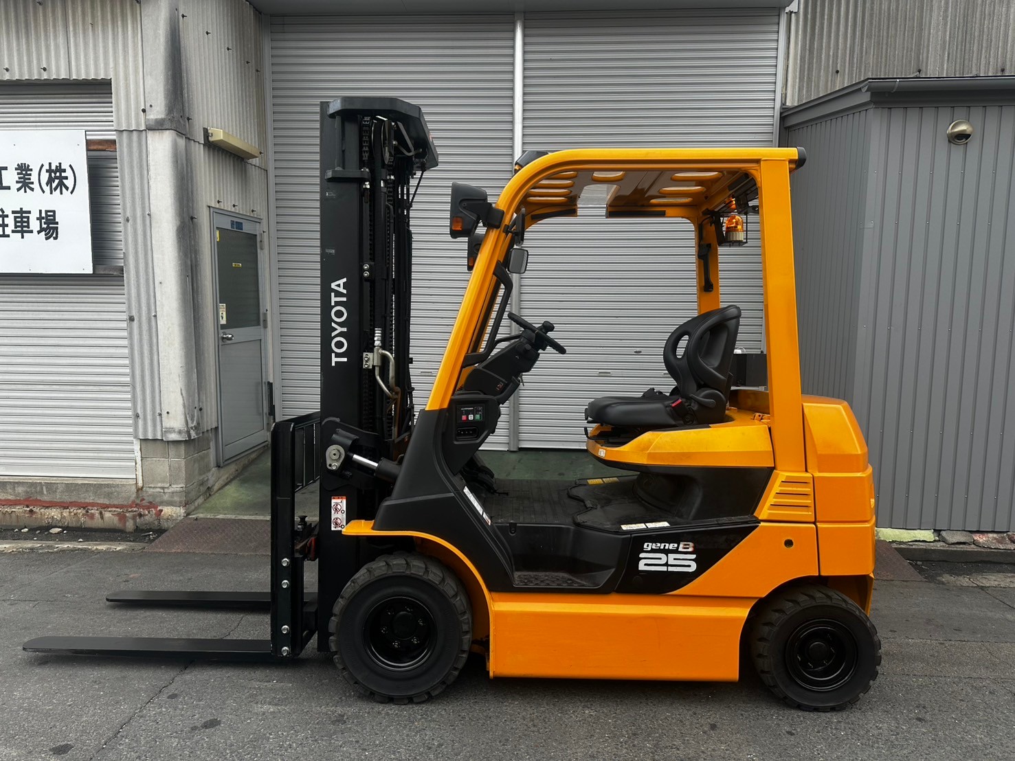 トヨタ中古フォークリフト【8FB25】［No.232］　2020年式の人気バッテリー車