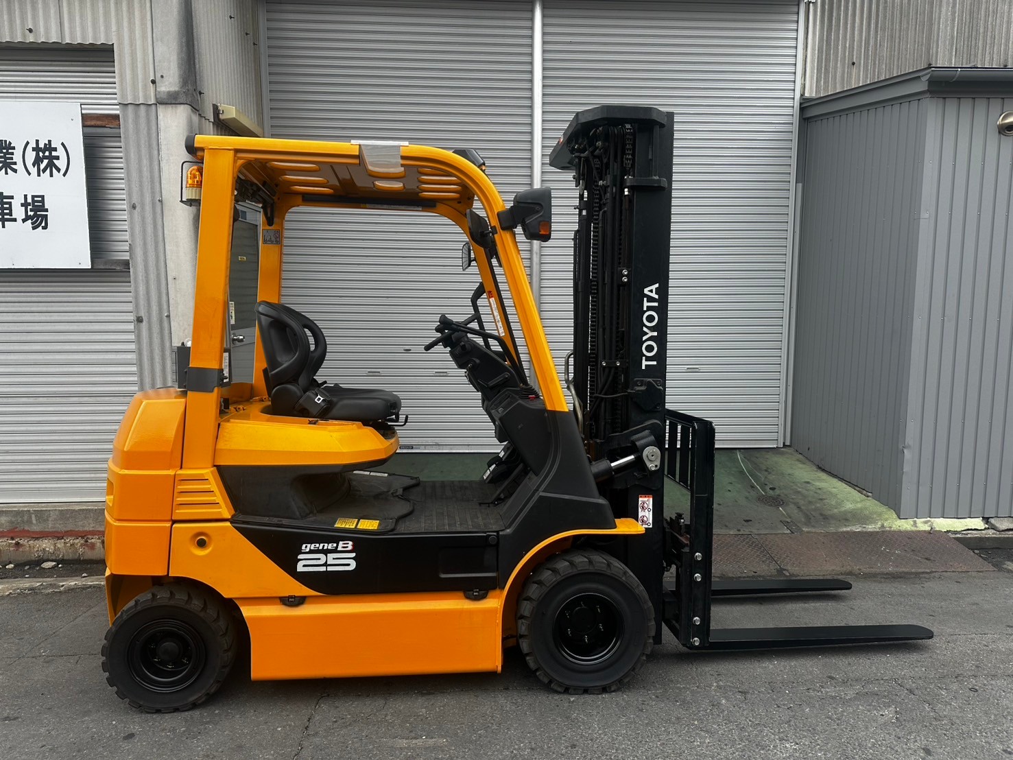 トヨタ中古フォークリフト【8FB25】［No.232］　2020年式の人気バッテリー車