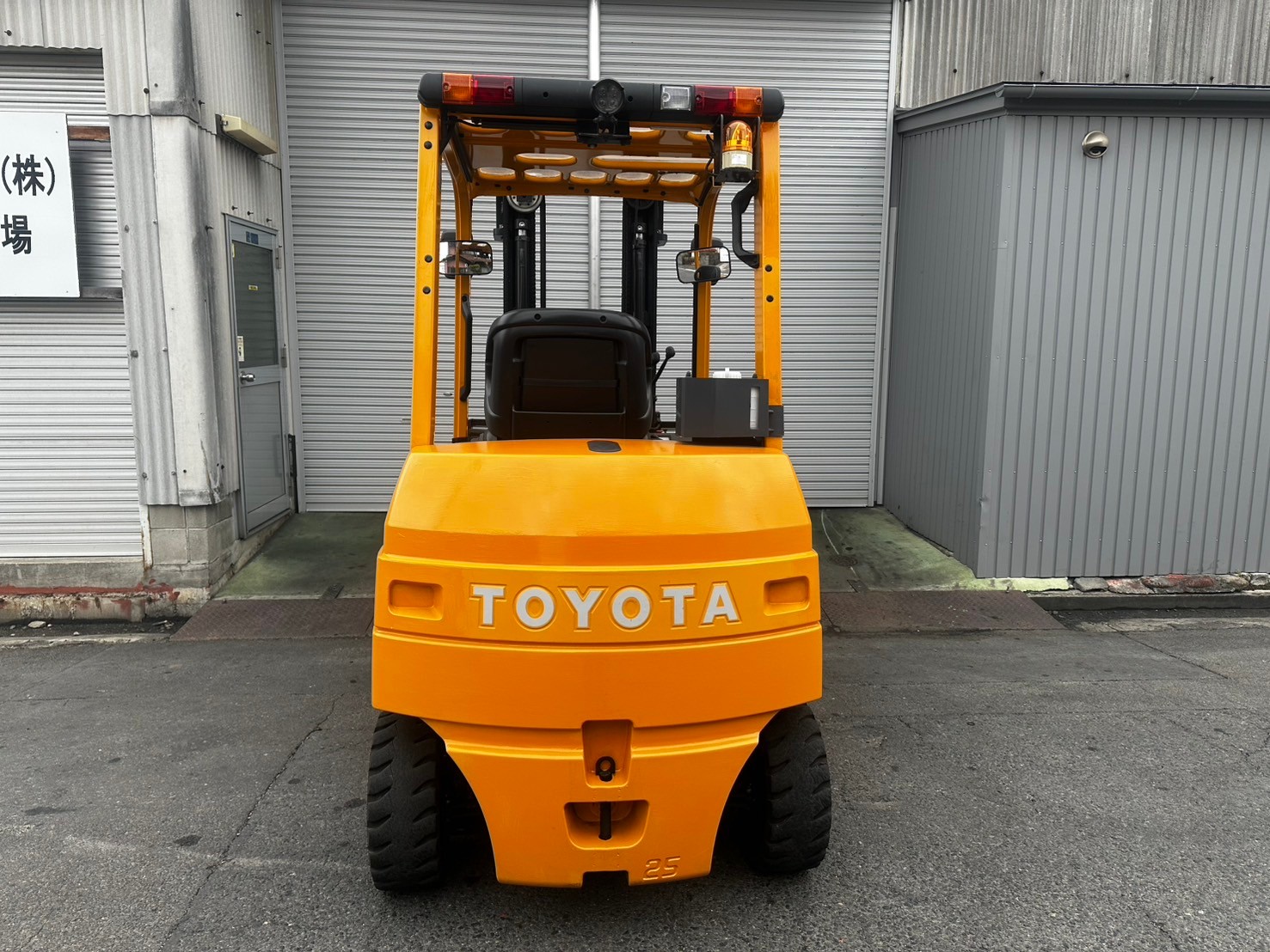 トヨタ中古フォークリフト【8FB25】［No.232］　2020年式の人気バッテリー車