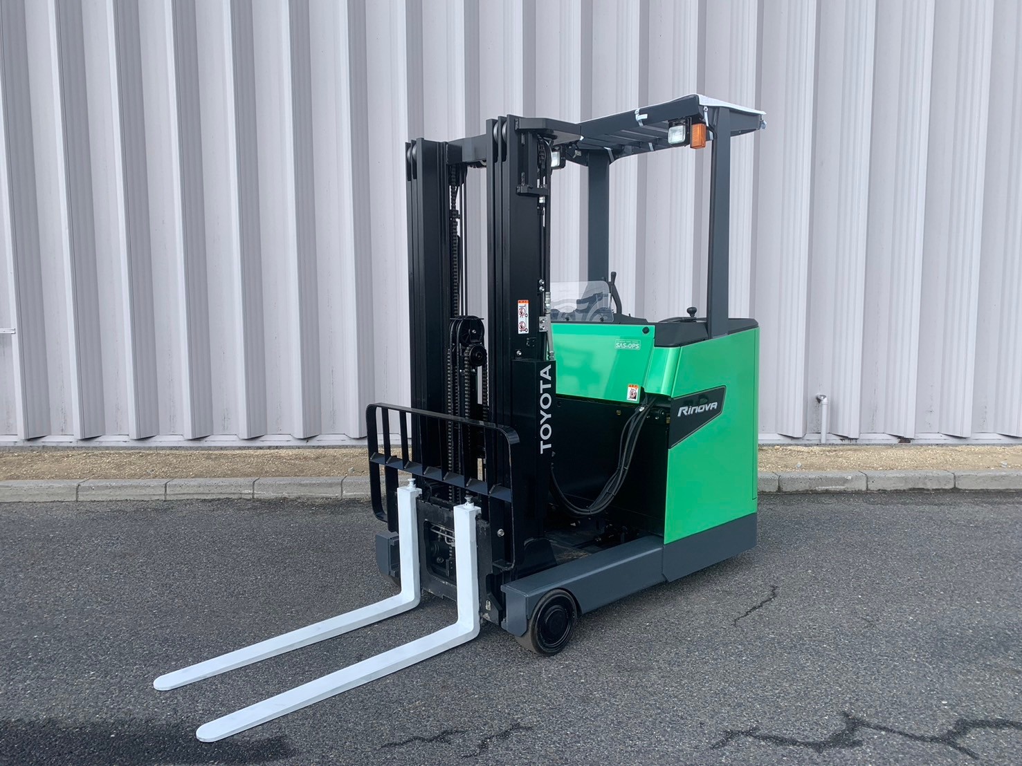 トヨタ中古フォークリフト【8FBR15】［No.240］バッテリーリーチ車