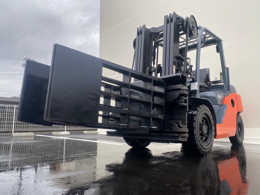 トヨタ中古フォークリフト【8FG35】［No.1010］荷物を挟み込んで運ぶことができるベールクランプです！