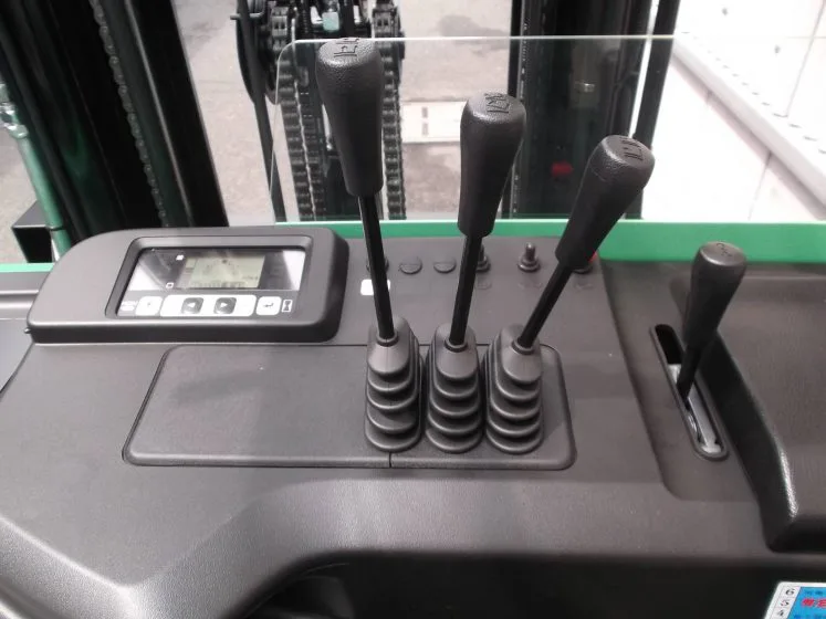 トヨタ Toyota 中古フォークリフト forklift バッテリーリーチ 2017年式 3段フルフリー5.5Mマスト