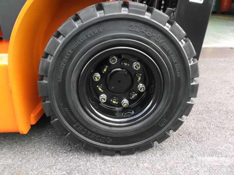 トヨタ TOYOTA 中古フォークリフト forklift バッテリー 2017年式 3段フルフリー4.3Mマストサイドシフト