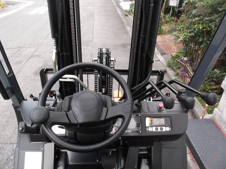 トヨタ TOYOTA 中古フォークリフト forklift バッテリー 2017年式 3段フルフリー4.3Mマストサイドシフト