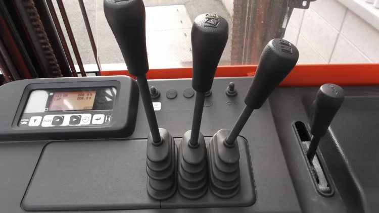 トヨタ Toyota 中古フォークリフト forklift バッテリーリーチ 2016年式 3.3Mマスト